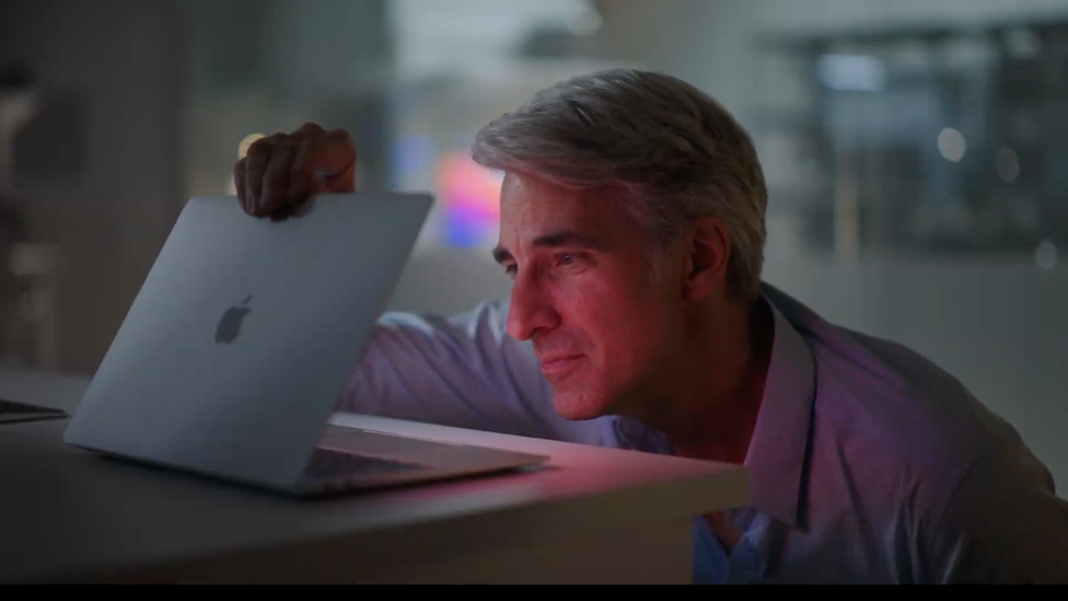 En Craig Federighi fent coses marranes