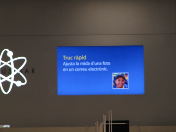 Català a l'Apple Store de La Maquinista